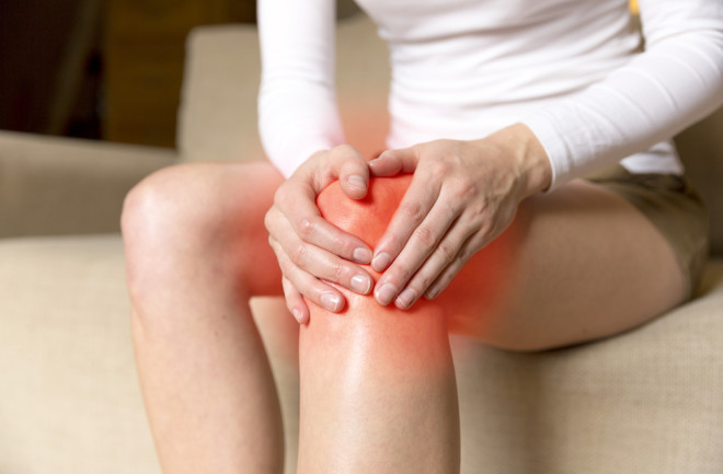 Woman with inflammation in her knee